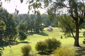 Commercial Golf Resort - Accommodation Guide 1