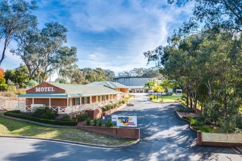 Commercial Golf Resort - Accommodation Guide 0