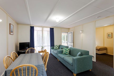 Park Avenue Holiday Units - Accommodation Guide 4