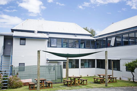Albany Bayview Lodge YHA - Accommodation Guide 2