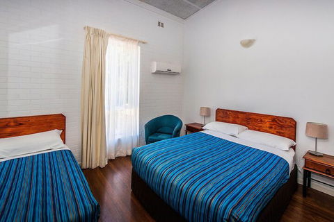 Diggers Tavern - Accommodation Guide 4