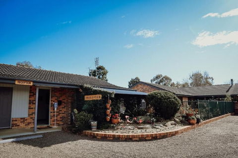 Denman Motor Inn - Accommodation Guide 1