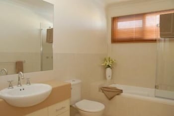 The Lakes Apartments - Accommodation Asia 3