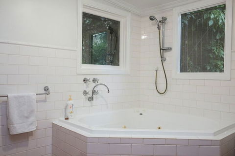 Wishing Well Cottage - Accommodation Guide 2
