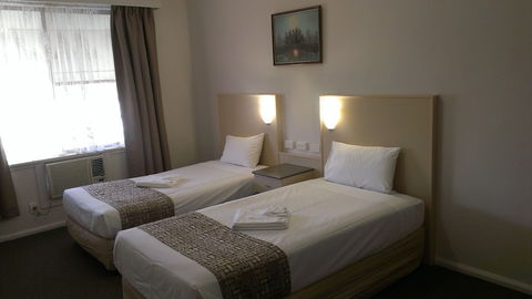 Lindy Lodge Motel - Accommodation Guide 1