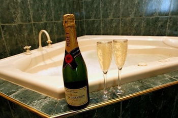 Moulton Park Cottages - Accommodation Guide 5
