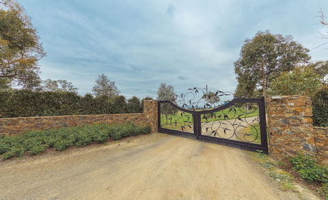 Outlook Hill Vineyard Cottages - Accommodation Asia 0
