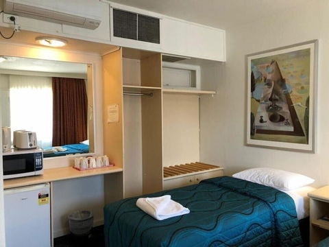 The Astor Hotel Motel - Accommodation Guide 4