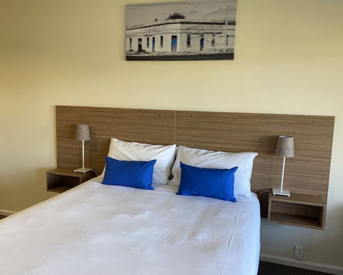 Bishop's Lodge Motor Inn - Accommodation Asia 1