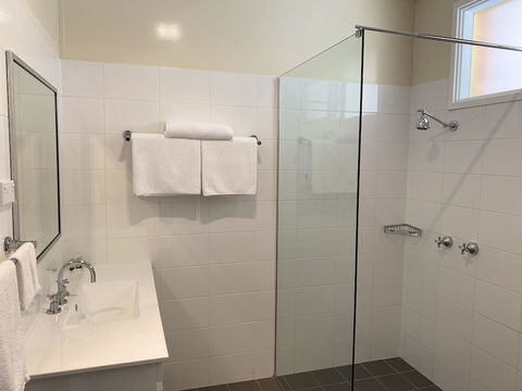 Bishop's Lodge Motor Inn - Accommodation Asia 6