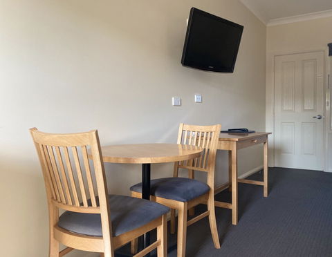 Bishop's Lodge Motor Inn - Accommodation Asia 4