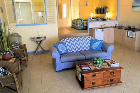 Al Mare Beachfront Retreat - Accommodation Asia 6