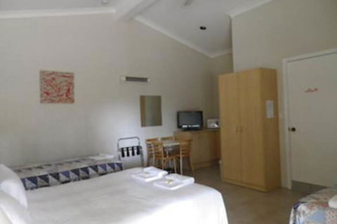 Ocean Shores Motel - Accommodation Asia 5