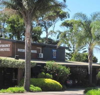 Lakes Waterfront Motel  Holiday Cottages