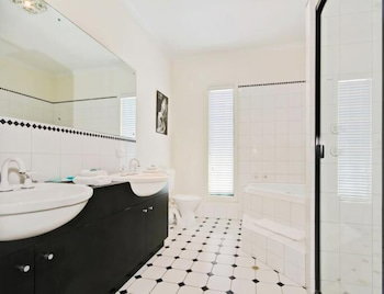 Wine And Roses B&B - Accommodation China 0