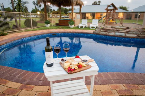 Howlong Golf Resort - Accommodation Guide 2