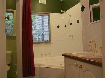 Tudor Cottages Mt Dandenong - Accommodation Asia 6