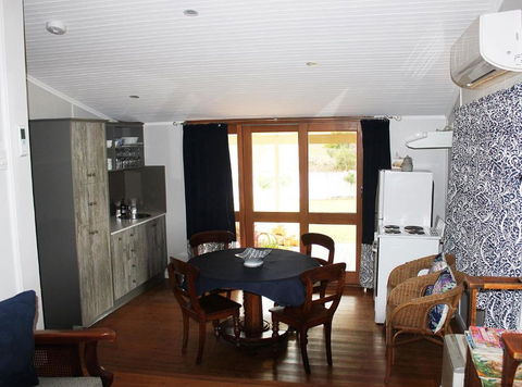 Outback Cellar & Country Cottage - Accommodation Asia 3