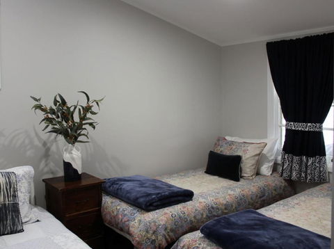 Outback Cellar & Country Cottage - Accommodation Asia 1