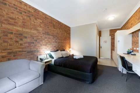 Sugarloaf Motel - Accommodation Guide 4