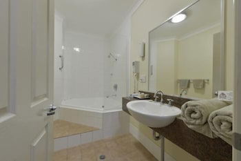 Golden Guitar Motor Inn - Accommodation Asia 5