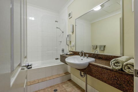 Golden Guitar Motor Inn - Accommodation Asia 2