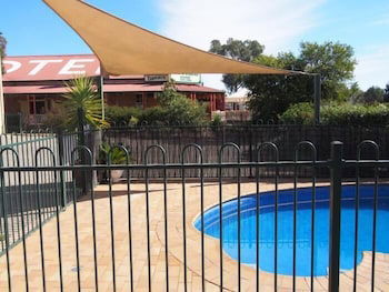 Golden Guitar Motor Inn - Accommodation Asia 0