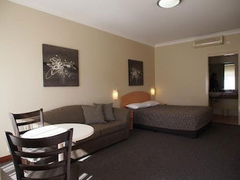 Golden Guitar Motor Inn - Accommodation Asia 4