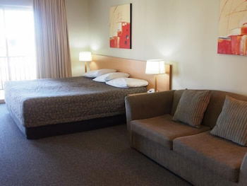 Golden Guitar Motor Inn - Accommodation Asia 3