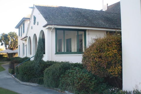 The Dormie House - On The Golf Course - Accommodation Guide 1