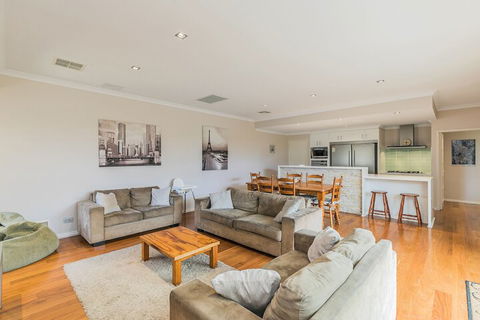 Ocean Keys Cottage - Accommodation Guide 7