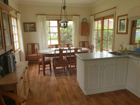 Sutton Forest Cottage - Accommodation Guide 2