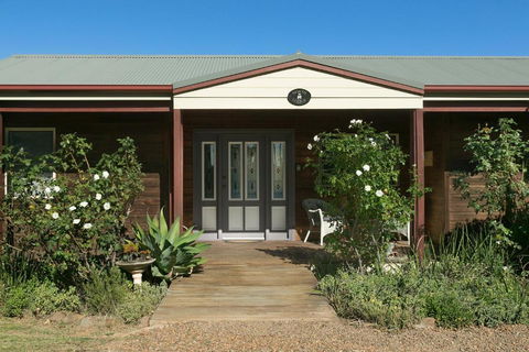 North Lodge Cottages - Accommodation Asia 2