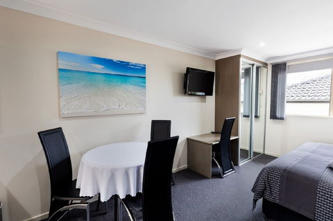 Dolphin Shores - Accommodation Guide 4