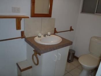 Beachside Holiday Units - Accommodation Guide 5