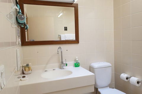 Leagues Motel - Accommodation Asia 3