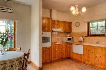 Country Pleasures B&B - Accommodation Asia 6
