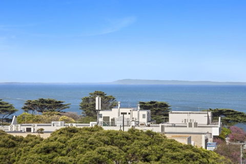 Whitewater Apartments - Accommodation Guide 1