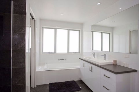 Whitewater Apartments - Accommodation Guide 5