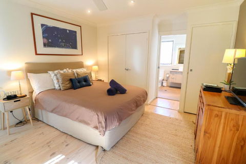 Surfside - Accommodation Guide 4