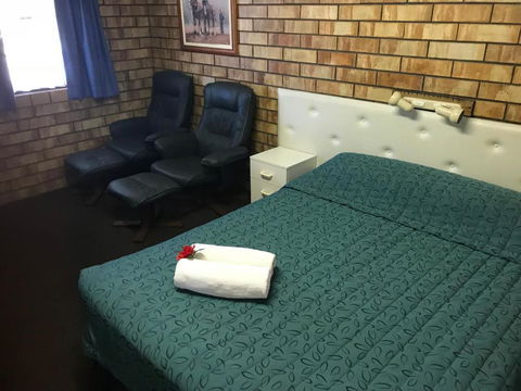 Miles Outback Motel - Accommodation Guide 4