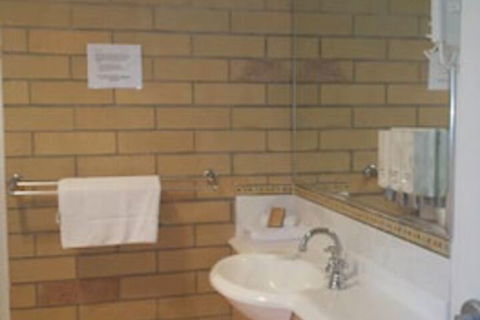 Cotswold Motor Inn - Accommodation Guide 7