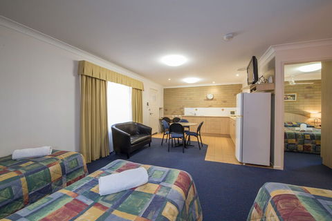 Cotswold Motor Inn - Accommodation Guide 6