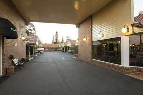 Cotswold Motor Inn - Accommodation Guide 1