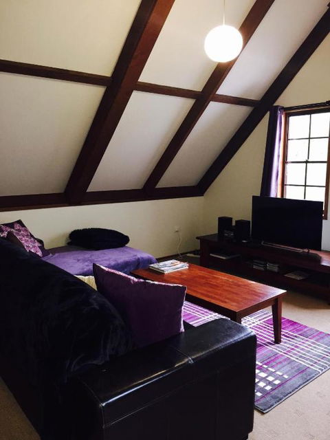 Dancing Waters Cottage - Accommodation Guide 3