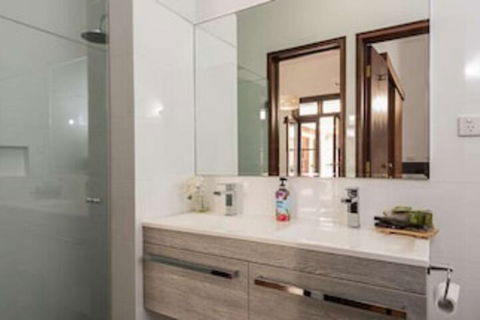 Fairway Manor Accommodation - Accommodation Guide 0