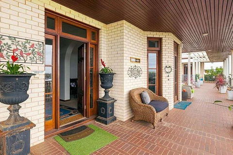 Fairway Manor Accommodation - Accommodation Guide 1