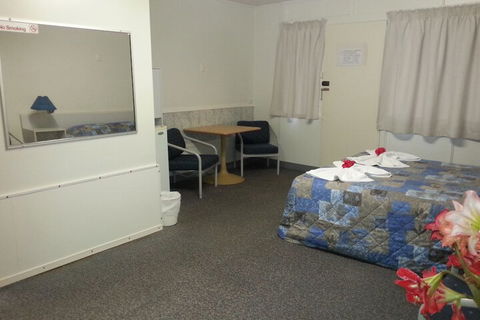Golden Fountain Motel - Accommodation Guide 7