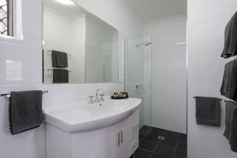 Cadman Motor Inn & Apartments - Accommodation Asia 5