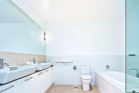 Breeze Beachfront Apartments - Accommodation China 3